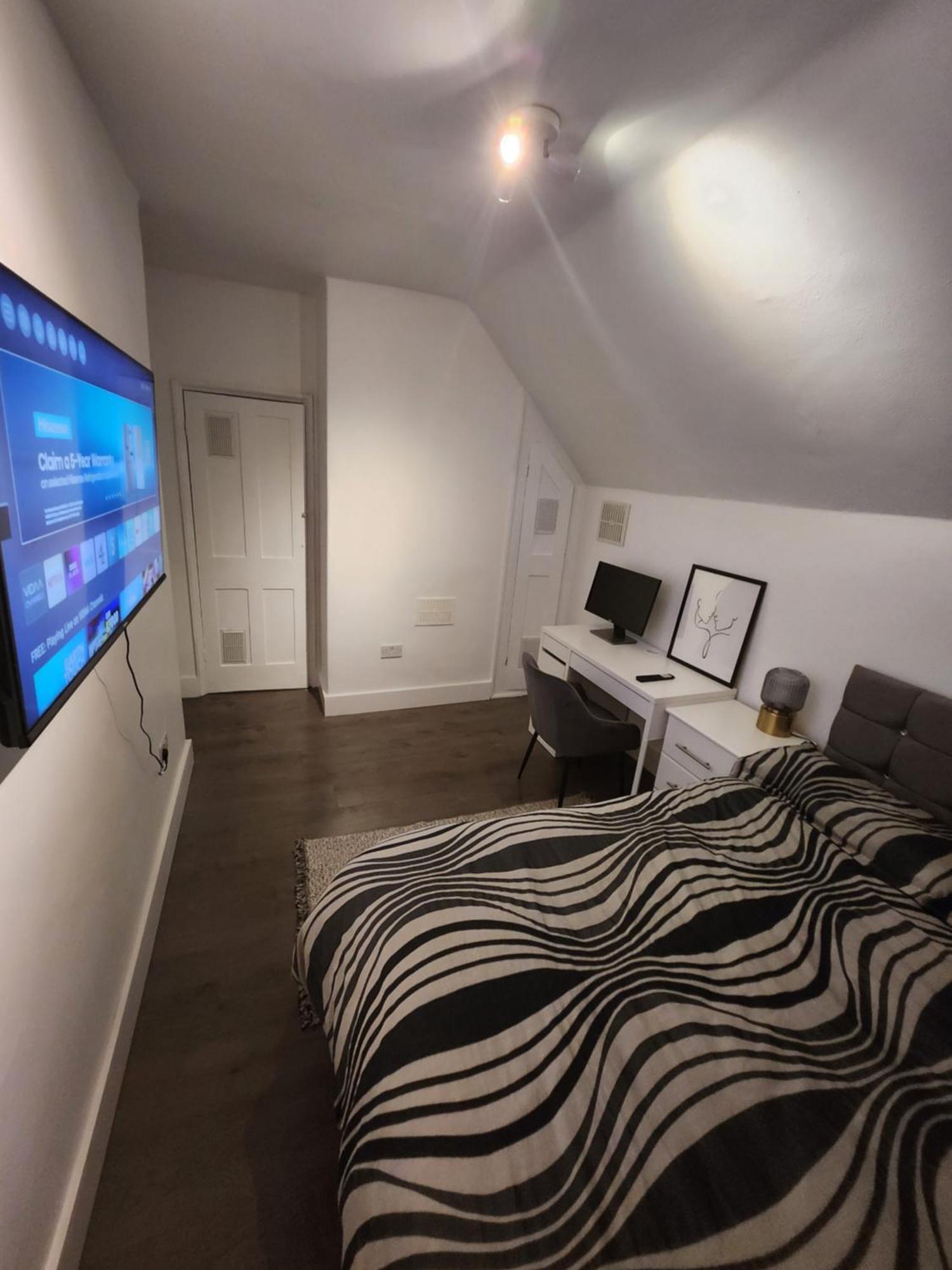 Flat With Work Station, Monitor, Smart Tv & Netflix Londres