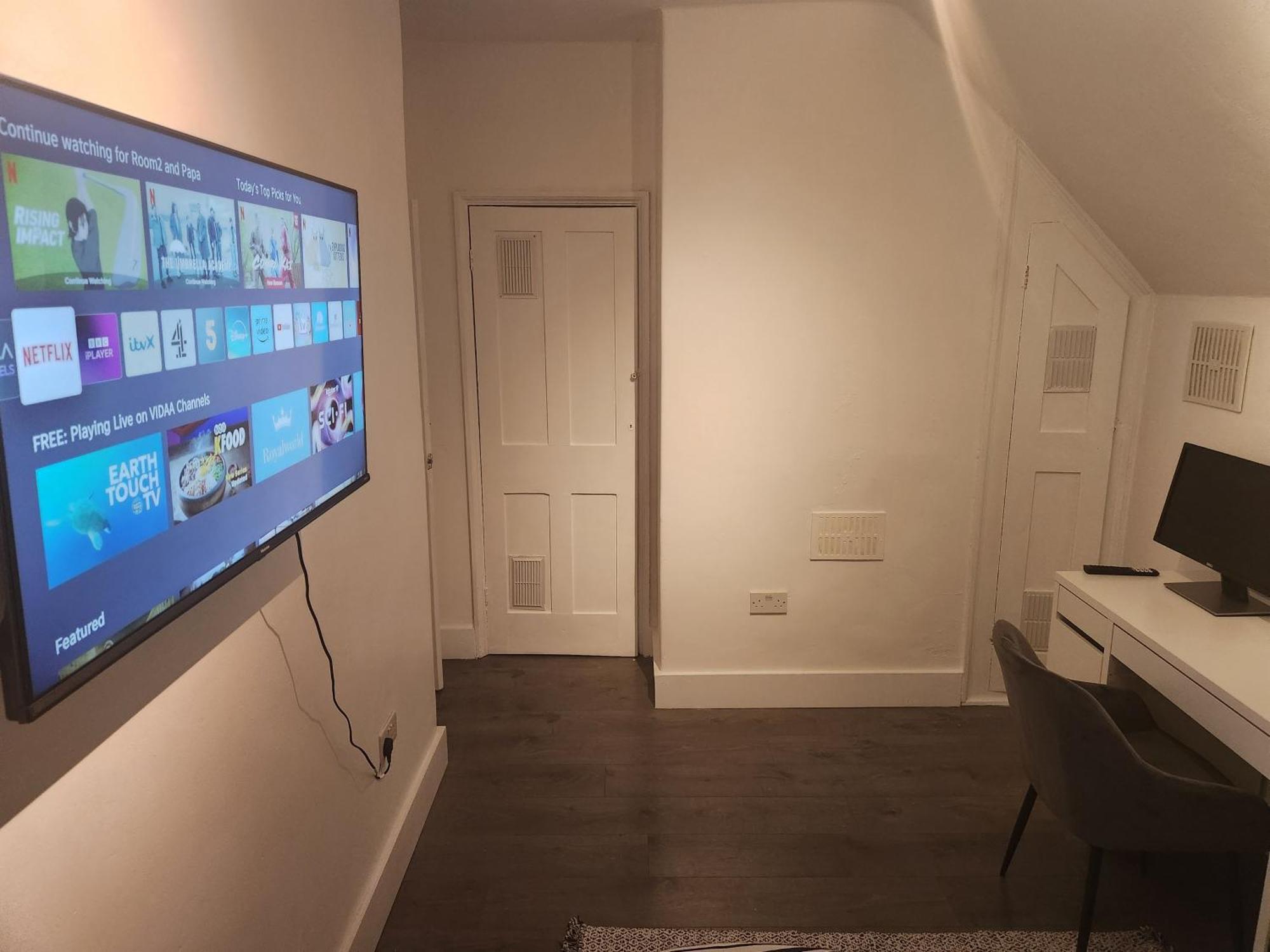 Apartamento Flat With Work Station, Monitor, Smart Tv & Netflix
