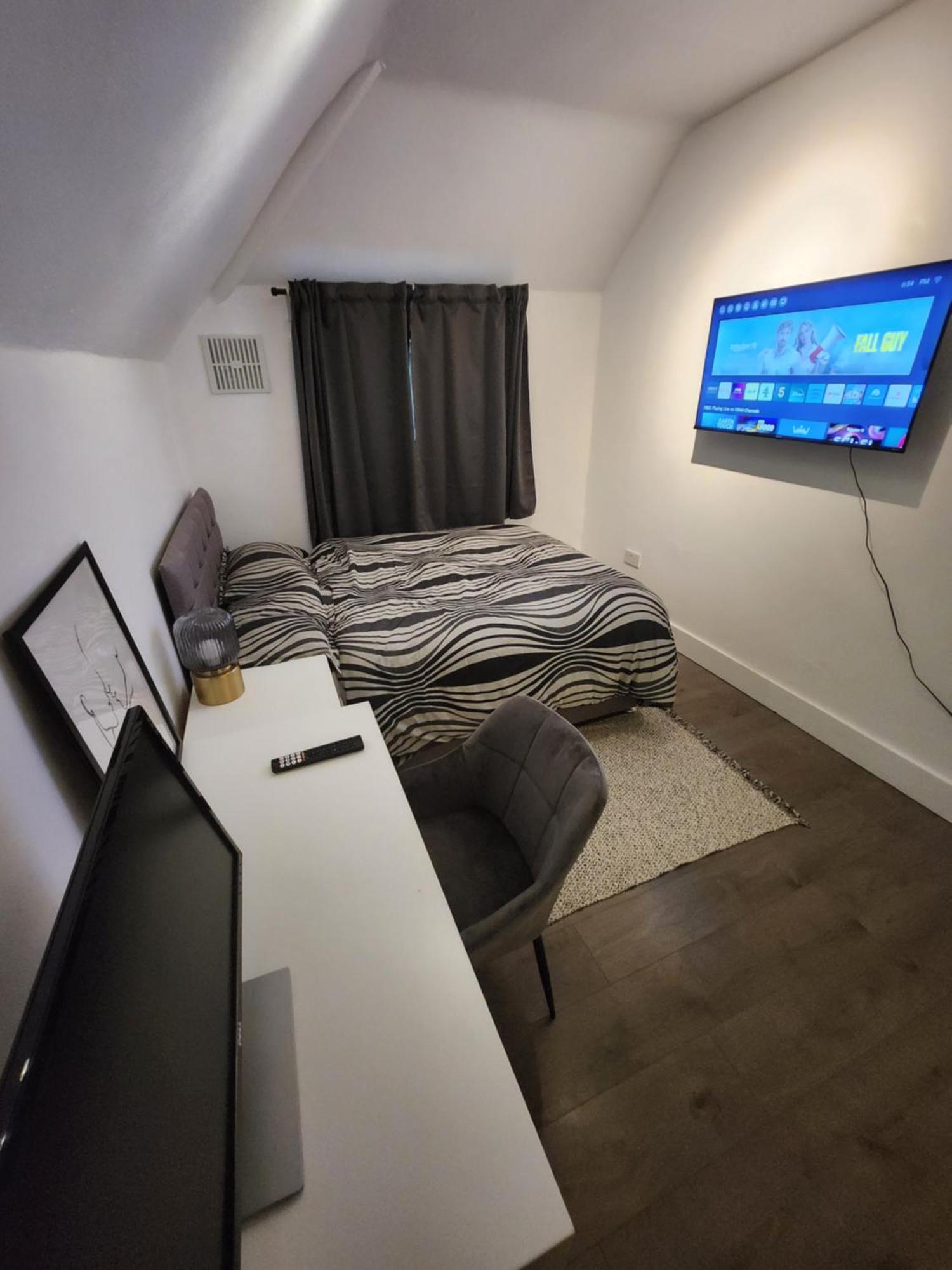 Apartamento Flat With Work Station, Monitor, Smart Tv & Netflix Londres